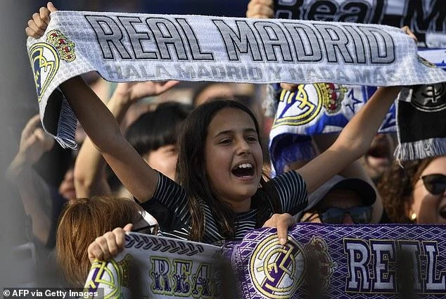 Người hâm mộ nhí háo hức được nhìn thấy những người hùng của Real Madrid. ẢNH: GETTY Người hâm mộ nhí háo hức được nhìn thấy những người hùng của Real Madrid. ẢNH: GETTY