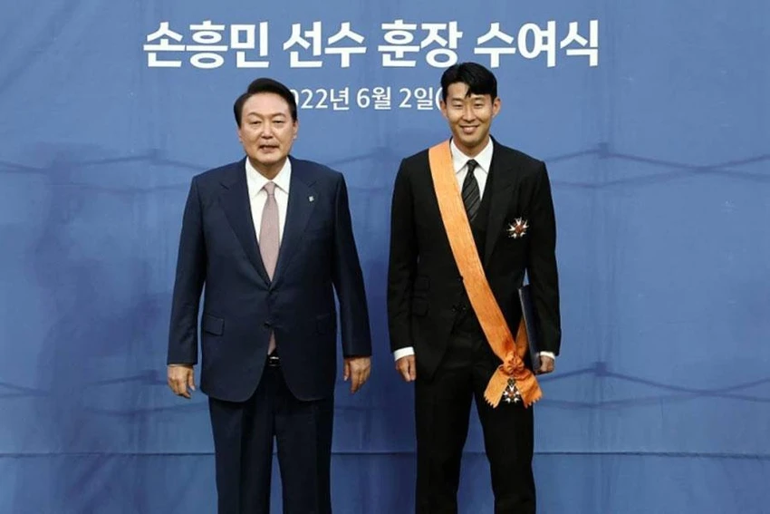 Son Heung-min là cầu thủ châu Á đầu tiên đoạt giải vua phá lưới Ngoại hạng Anh.