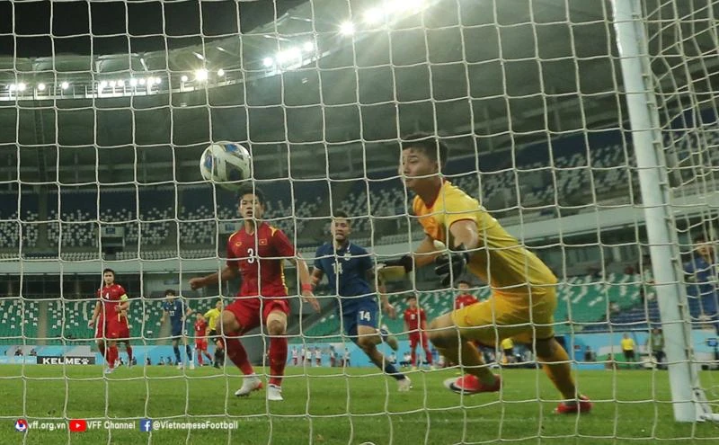 Thủ môn Văn Toản dính chấn thương sau khi mắc sai lầm dẫn đến bàn gỡ hòa 1-1 của U-23 Thái Lan. ẢNH: VFF