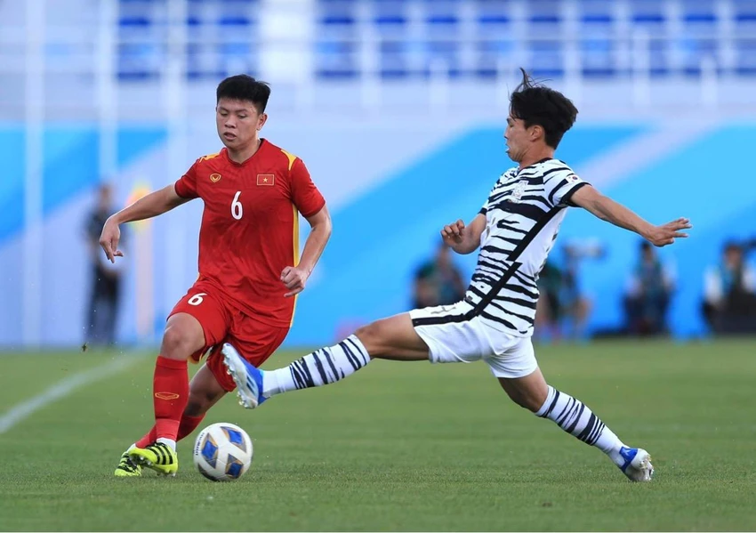 Tiến Long (số 6) là cầu thủ lập siêu phẩm gỡ hòa 1-1 cho U-23 Việt Nam. ẢNH: ANH THOA Tiến Long (số 6) là cầu thủ lập siêu phẩm gỡ hòa 1-1 cho U-23 Việt Nam. ẢNH: ANH THOA