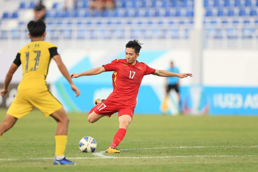 Hai Long trong một pha dứt điểm về phía khung thành U-23 Malaysia. ẢNH: ANH THỎA Hai Long trong một pha dứt điểm về phía khung thành U-23 Malaysia. ẢNH: ANH THỎA