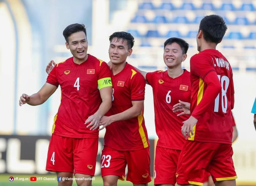 Đội trưởng Bùi Hoàng Việt Anh và các đồng đội ăn mừng bàn thắng vào lưới Malaysia. ẢNH: VFF