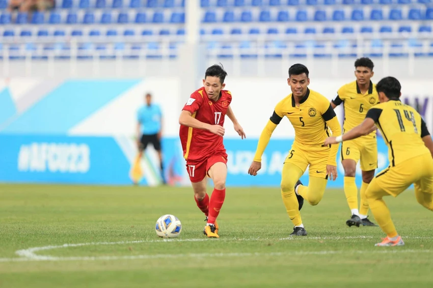 Hai Long đi bóng trước các cầu thủ U-23 Malaysia. ẢNH: ANH THỎA Hai Long đi bóng trước các cầu thủ U-23 Malaysia. ẢNH: ANH THỎA