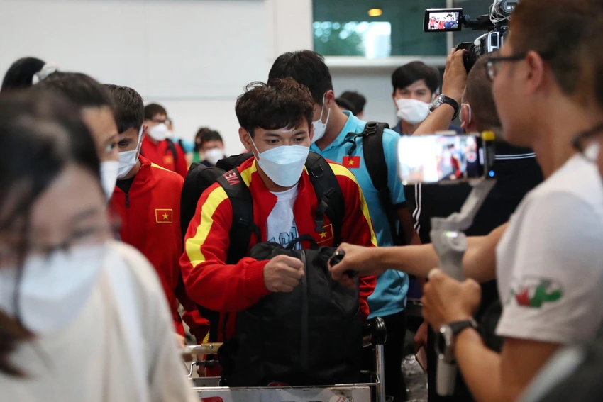 Nhóm đầu tiên của U-23 Việt Nam về nước, hàng trăm CĐV chào đón ảnh 3 Nhóm đầu tiên của U-23 Việt Nam về nước, hàng trăm CĐV chào đón ảnh 3