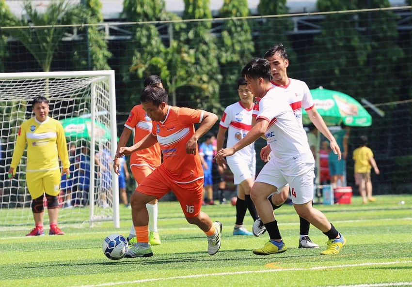 Tiền đạo Quang Huy trong một pha đi bóng. Tiền đạo Quang Huy trong một pha đi bóng.