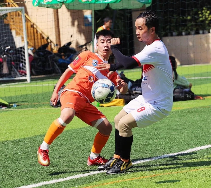 Nguyễn Tiến tranh bóng với cầu thủ SCTV. Nguyễn Tiến tranh bóng với cầu thủ SCTV.