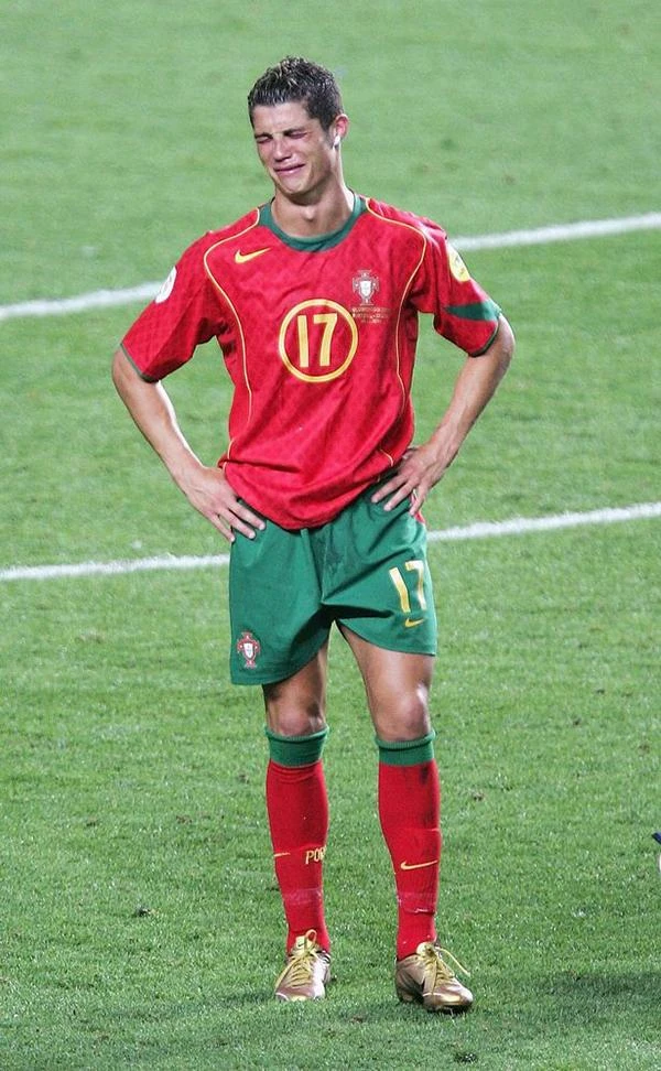 Ronaldo khóc khi Bồ Đào Nha thua Hi Lạp trong trận chung kết Euro 2004 trên sân nhà. ẢNH: GETTY Ronaldo khóc khi Bồ Đào Nha thua Hi Lạp trong trận chung kết Euro 2004 trên sân nhà. ẢNH: GETTY