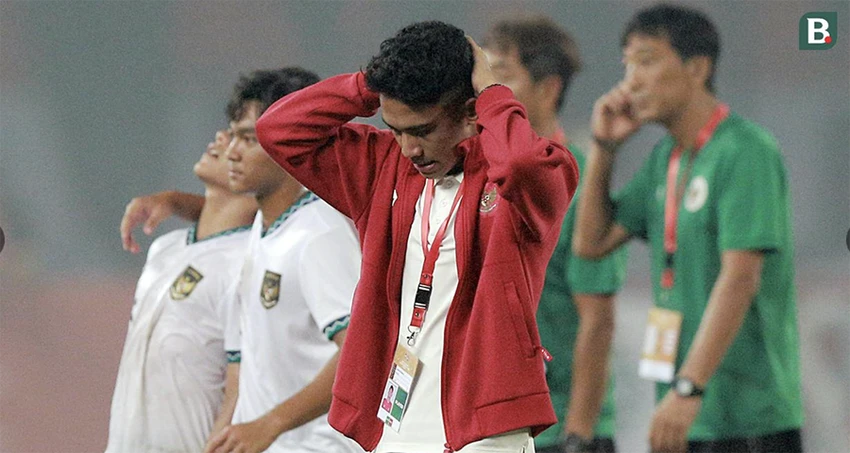 Marselino Ferdinand, trụ cột của U-19 Indonesia không thể ra sân trong trận cuối thắng U-19 Myanmar 5-1 vì chấn thương ôm đầu thất vọng. ẢNH: BOLA Marselino Ferdinand, trụ cột của U-19 Indonesia không thể ra sân trong trận cuối thắng U-19 Myanmar 5-1 vì chấn thương ôm đầu thất vọng. ẢNH: BOLA