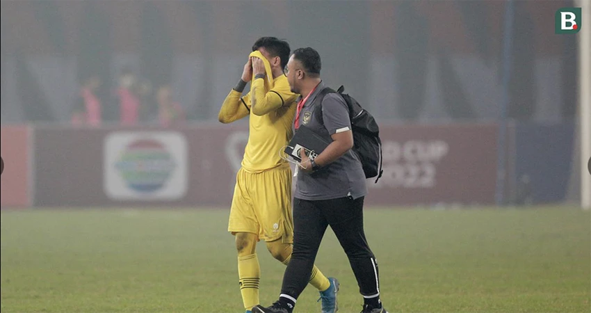 Thủ môn Cahya Supriadi, người chỉ để lọt lưới 2 bàn tại vòng bảng cũng không thể giấu nổi sự thất vọng. ẢNH: BOLA Thủ môn Cahya Supriadi, người chỉ để lọt lưới 2 bàn tại vòng bảng cũng không thể giấu nổi sự thất vọng. ẢNH: BOLA