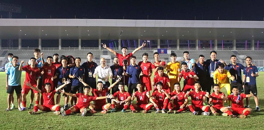 Các thành viên U-19 Việt Nam chụp ảnh lưu niệm sau khi hòa Thái Lan vào bán kết U-19 Đông Nam Á. ẢNH: VFF