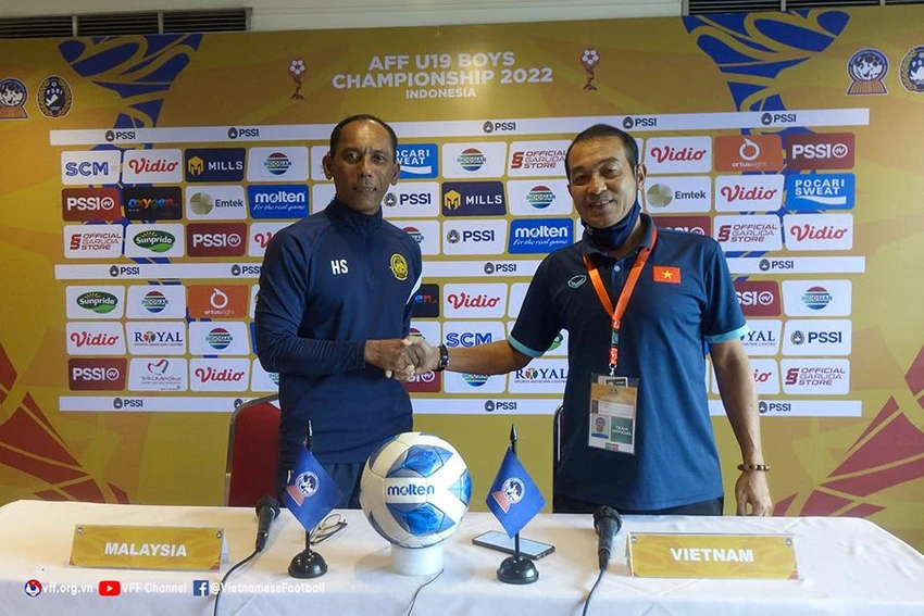 HLV Đinh Thế Nam cùa U-19 Việt Nam và HLV Sazali Waras của U-19 Malaysia bắt tay nhau trong buổi họp báo trước trận đấu. ẢNH: VFF