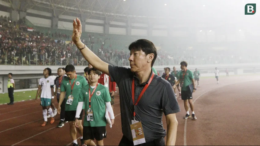 Thầy trò Shin Tae-yong ngậm ngùi chia tay giải U-19 Đông Nam Á ngay từ vòng bảng trên sân nhà. ẢNH: BOLA