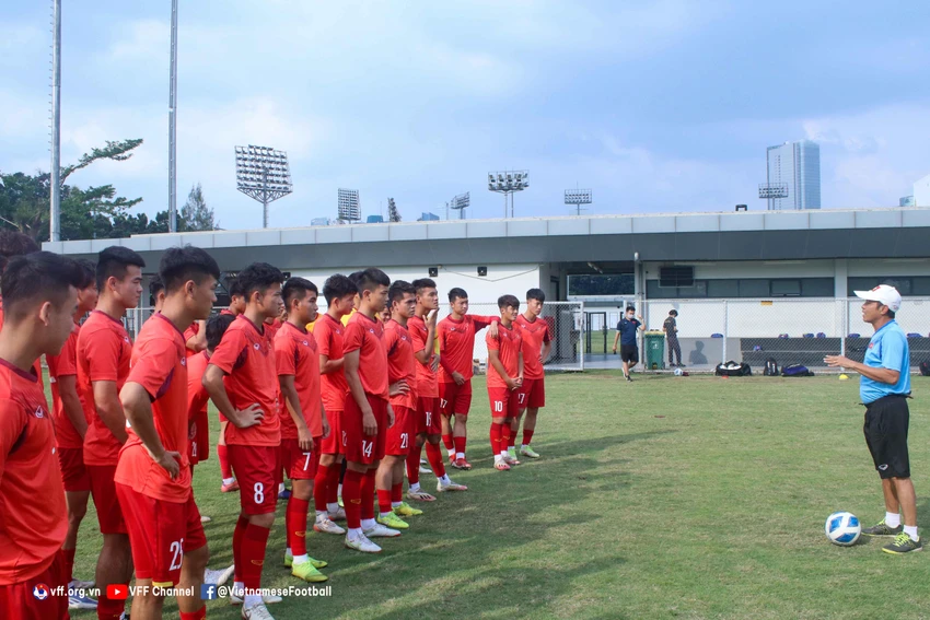 HLV Đinh Thế Nam và các cầu thủ U-19 Việt Nam trong buổi tập ngày 12-7. ẢNH: VFF HLV Đinh Thế Nam và các cầu thủ U-19 Việt Nam trong buổi tập ngày 12-7. ẢNH: VFF