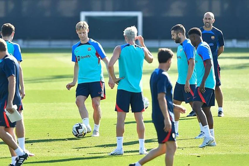 De Jong đã trở lại tập luyện cùng Barca và không muốn ra đi. ẢNH: GETTY De Jong đã trở lại tập luyện cùng Barca và không muốn ra đi. ẢNH: GETTY