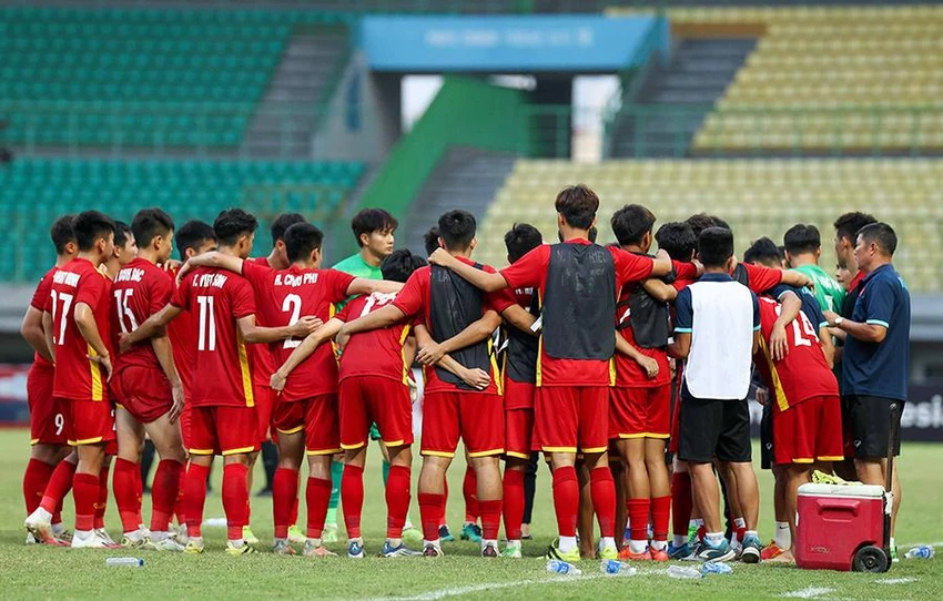 HLV Đinh Thế Nam ca ngợi ý chí và tinh thần của U-19 Việt Nam. ẢNH: VFF