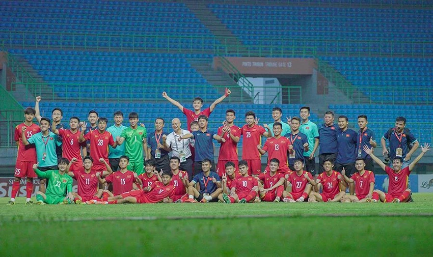 HLV Đinh Thế Nam đánh giá U-19 Việt Nam đã hoàn thành nhiệm vụ trong trận thắng Thái Lan. ẢNH: VFF