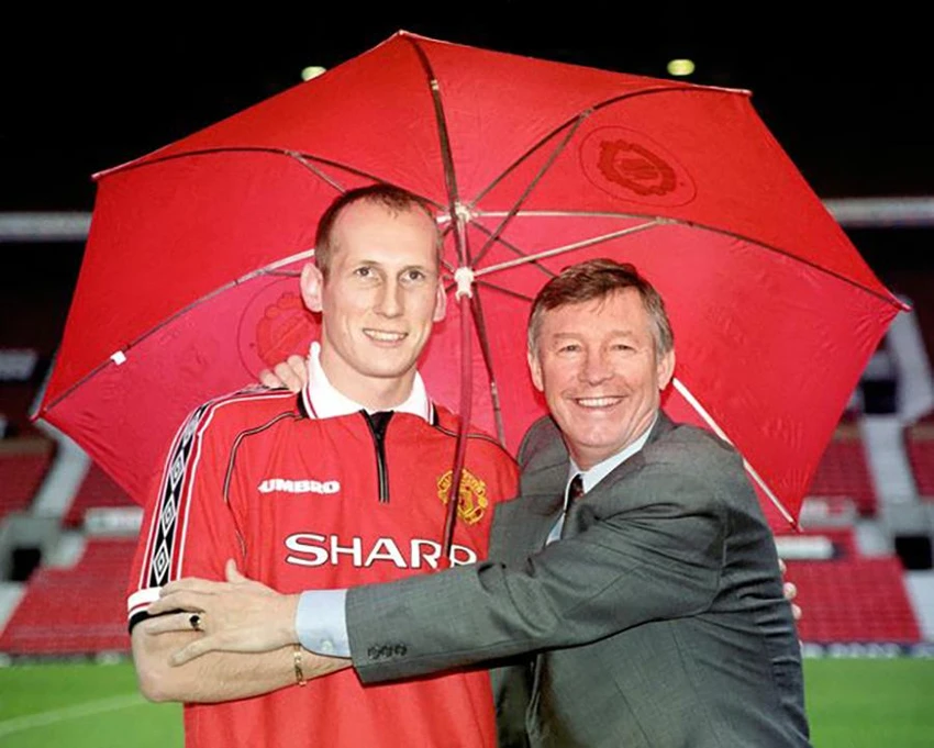 Sir Alex Ferguson và Stam tươi cười trong ngày trung vệ người Hà Lan ra mắt MU. ẢNH: PA Sir Alex Ferguson và Stam tươi cười trong ngày trung vệ người Hà Lan ra mắt MU. ẢNH: PA