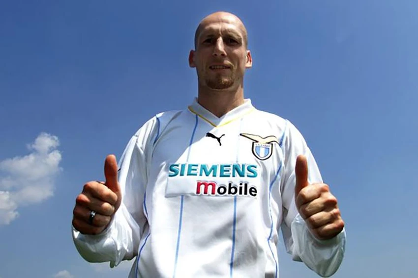 Stam cay đắng rời MU đến Lazio theo cách không mong đợi. ẢNH: REUTERS Stam cay đắng rời MU đến Lazio theo cách không mong đợi. ẢNH: REUTERS