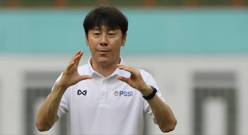 Shin Tae-yong đã thử sơ đồ 4 hậu vệ nhưng không phù hợp với bóng đá Indonesia. ẢNH: BOLA