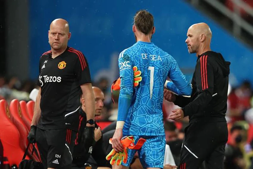 De Gea không thực hiện đúng ý đồ chiến thuật của Ten Hag và bị "ăn chửi". ẢNH: GETTY De Gea không thực hiện đúng ý đồ chiến thuật của Ten Hag và bị "ăn chửi". ẢNH: GETTY