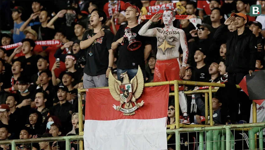 Fan bóng đá Indonesia nổi tiếng cuồng nhiệt và cả quá khích. ẢNH: BOLA Fan bóng đá Indonesia nổi tiếng cuồng nhiệt và cả quá khích. ẢNH: BOLA