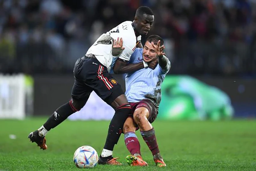 Bailly nhận thẻ vàng sau khi vật ngã cầu thủ Aston Villa xuống sân. ẢNH: GETTY Bailly nhận thẻ vàng sau khi vật ngã cầu thủ Aston Villa xuống sân. ẢNH: GETTY