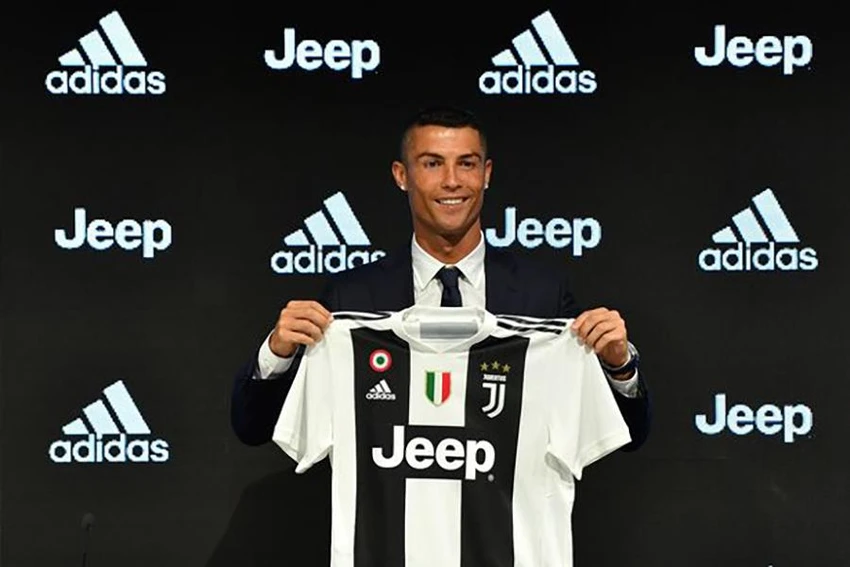 Ronaldo giữ kỷ lục là cầu thủ bán được nhiều áo đấu nhất tại Ý vào năm 2018 khi anh gia nhập Juventus. ẢNH: GETTY Ronaldo giữ kỷ lục là cầu thủ bán được nhiều áo đấu nhất tại Ý vào năm 2018 khi anh gia nhập Juventus. ẢNH: GETTY