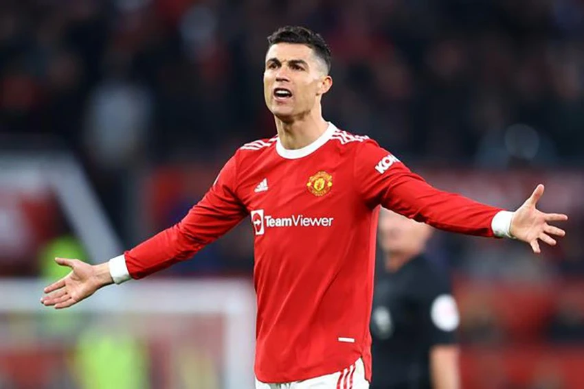 Ronaldo vấp phải sự phản đối từ fan Atletico Madrid. ẢNH: GETTY Ronaldo vấp phải sự phản đối từ fan Atletico Madrid. ẢNH: GETTY