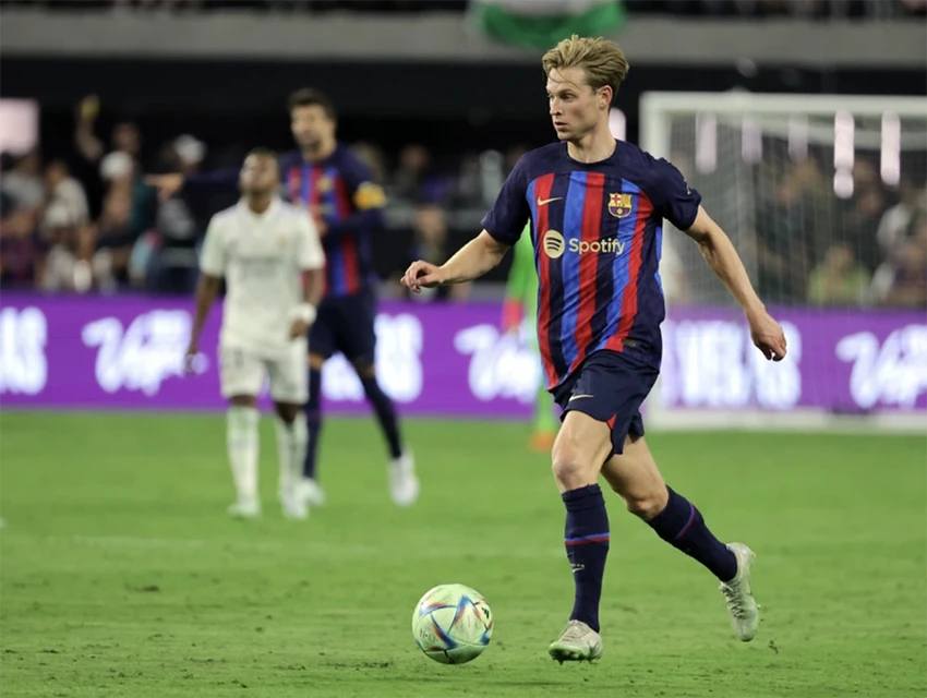 De Jong muốn ở lại, nhưng Barca muốn đẩy anh đi để cân bằng tài chính. ẢNH: GETTY De Jong muốn ở lại, nhưng Barca muốn đẩy anh đi để cân bằng tài chính. ẢNH: GETTY