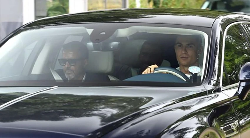 Ronaldo đưa siêu cò Mendes theo trong ngày trở lại MU. ẢNH: PA Ronaldo đưa siêu cò Mendes theo trong ngày trở lại MU. ẢNH: PA