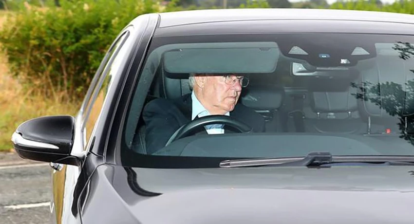 Sir Alex Ferguson đến trung tâm huấn luyện Carrington. ẢNH: DAILY STAR Sir Alex Ferguson đến trung tâm huấn luyện Carrington. ẢNH: DAILY STAR