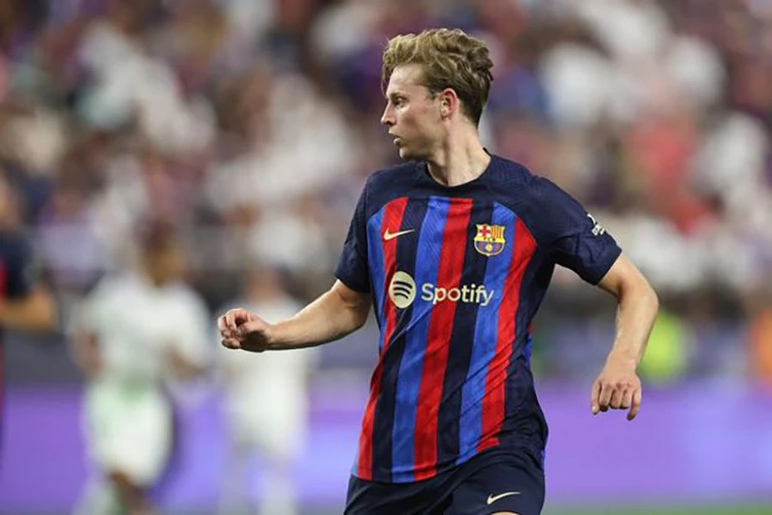 De Jong khẳng định với các đồng đội rằng anh vẫn là người của Barcelona mùa tới. ẢNH: GETTY De Jong khẳng định với các đồng đội rằng anh vẫn là người của Barcelona mùa tới. ẢNH: GETTY