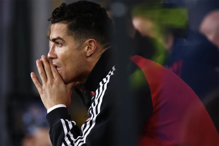 Ronaldo ngồi trên khán đài theo dõi MU đánh bại Wrexham 4-1. ẢNH: SUN SPORTS Ronaldo ngồi trên khán đài theo dõi MU đánh bại Wrexham 4-1. ẢNH: SUN SPORTS