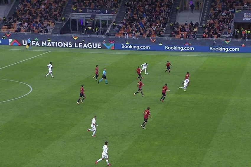 Kylian Mbappe đã việt vị khi nhận bóng nhưng bàn thắng của anh vẫn được công nhận. ẢNH: SKY SPORT Kylian Mbappe đã việt vị khi nhận bóng nhưng bàn thắng của anh vẫn được công nhận. ẢNH: SKY SPORT