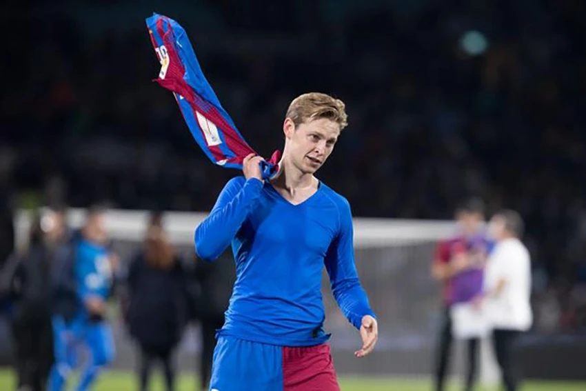 Neville "xúi" De Jong kiện Barcelona. ẢNH: GETTY Neville "xúi" De Jong kiện Barcelona. ẢNH: GETTY