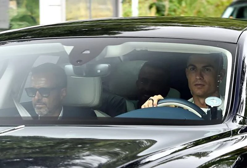 "Siêu cò" Jorge Mendes cùng Ronaldo đến Carrington bày tỏ ý định ra đi với MU. ẢNH: PA