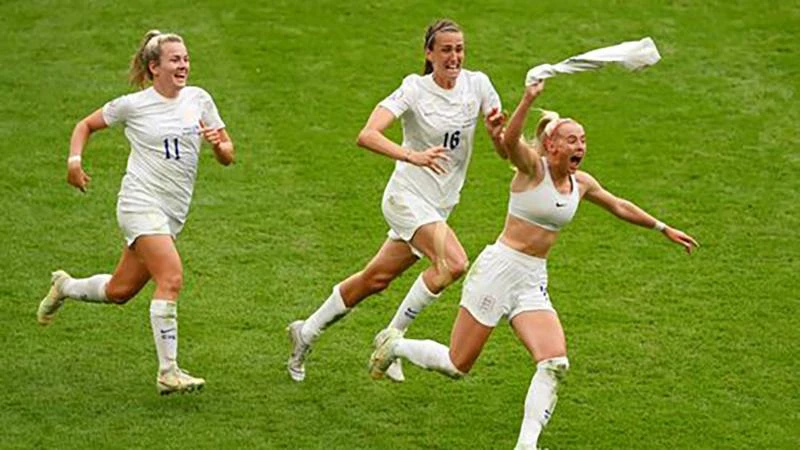 Chloe Kelly không kìm được cảm xúc cởi áo ăn mừng bàn thắng quyết định ở chung kết Euro 2022. ẢNH: GETTY Chloe Kelly không kìm được cảm xúc cởi áo ăn mừng bàn thắng quyết định ở chung kết Euro 2022. ẢNH: GETTY