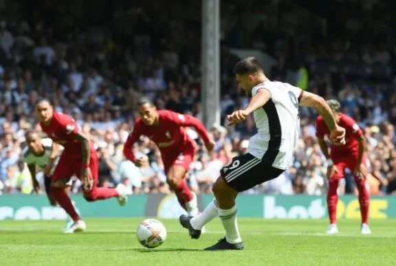 Aleksandar Mitrovic dễ dàng đánh bại Alisson trên chấm 11m. Ảnh: Getty Aleksandar Mitrovic dễ dàng đánh bại Alisson trên chấm 11m. Ảnh: Getty