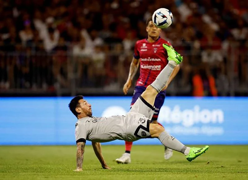 Messi móc bóng ghi bàn ấn định tỉ số 5-0 cho PSG. ẢNH: REUTERS Messi móc bóng ghi bàn ấn định tỉ số 5-0 cho PSG. ẢNH: REUTERS