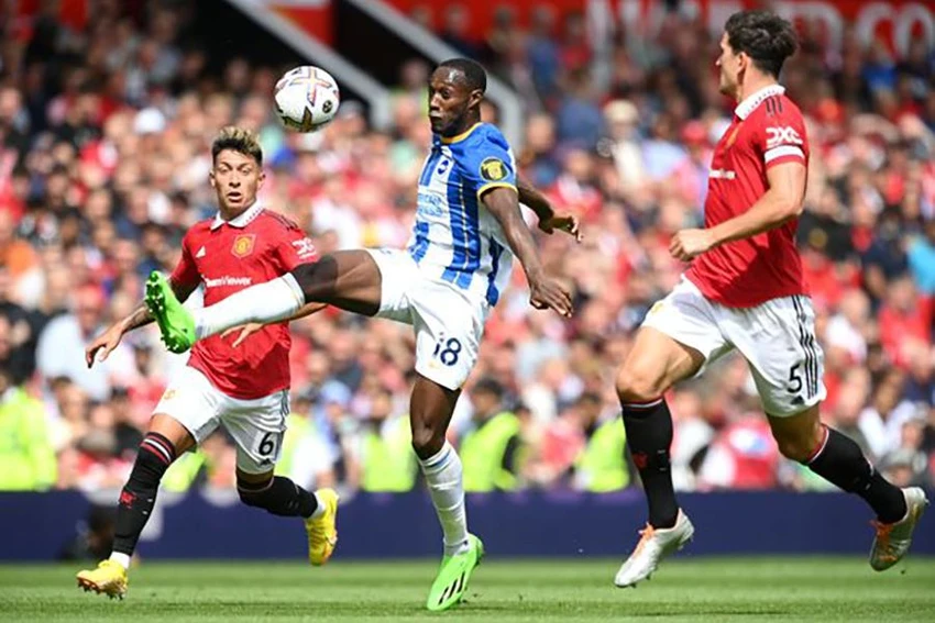 Maguire và Martinez gặp khó trong việc theo kèm cựu sao MU Welbeck. ẢNH: GETTY Maguire và Martinez gặp khó trong việc theo kèm cựu sao MU Welbeck. ẢNH: GETTY