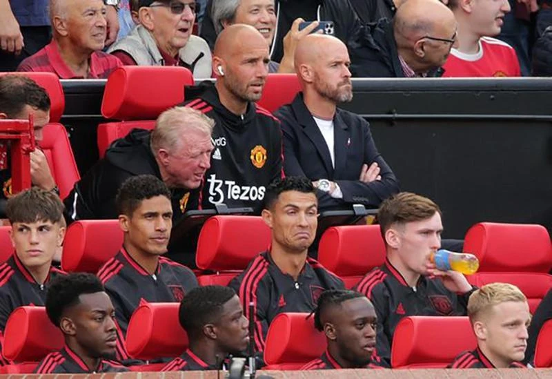 Thái độ của Ronaldo khi ngồi ghế dự bị trận MU thua Brighton 1-2 ở vòng 1 Premier League. ẢNH: GETTY