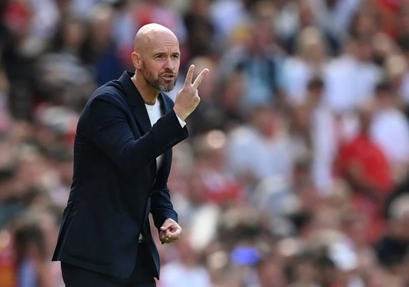 Ten Hag thích đưa ra chỉ dẫn giúp học trò vượt qua khó khăn hơn là chỉ trích, "sấy tóc" họ như Sir Alex Ferguson. ẢNH: REUTERS Ten Hag thích đưa ra chỉ dẫn giúp học trò vượt qua khó khăn hơn là chỉ trích, "sấy tóc" họ như Sir Alex Ferguson. ẢNH: REUTERS
