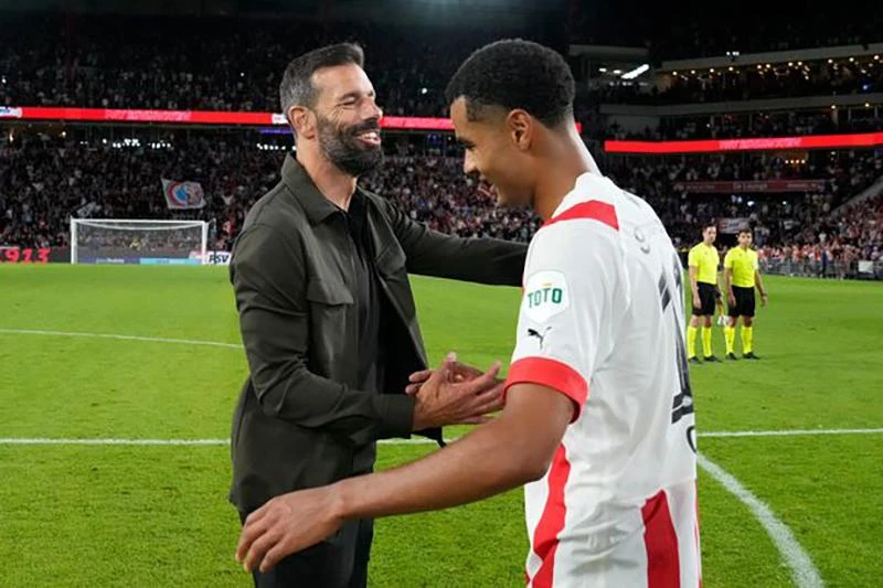 Gakpo đang thi đấu dưới trướng của huyền thoại MU Ruud van Nistelrooy tại PSV. ẢNH: GETTY