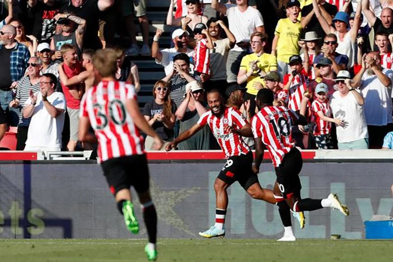Brentford biến các cầu thủ MU thành những "gã hề". ẢNH: GETTY Brentford biến các cầu thủ MU thành những "gã hề". ẢNH: GETTY