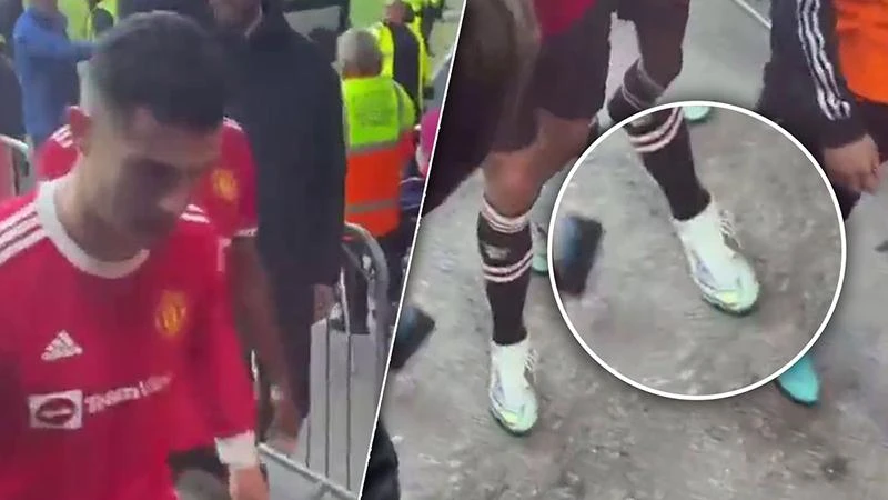 Ronaldo tập tễnh rời sân với vết chấn thương ở chân. ẢNH: MIRROR Ronaldo tập tễnh rời sân với vết chấn thương ở chân. ẢNH: MIRROR