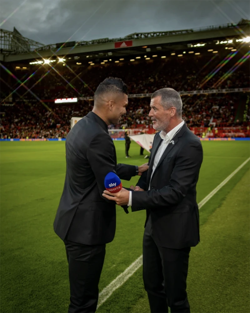 Casemiro bắt tay với huyền thoại Man United, Roy Keane, người đến sân Old Trafford với tư cách bình luận viên đài Sky Sports. ẢNH: GETTY Casemiro bắt tay với huyền thoại Man United, Roy Keane, người đến sân Old Trafford với tư cách bình luận viên đài Sky Sports. ẢNH: GETTY