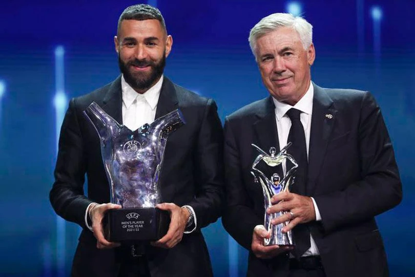 Benzema cùng ông thầy Carlo Ancelotti của Real Madrid nhận hai ngôi vị cao nhất của hạng mục cầu thủ xuất sắc nhất và HLV xuất sắc nhất châu Âu. Benzema cùng ông thầy Carlo Ancelotti của Real Madrid nhận hai ngôi vị cao nhất của hạng mục cầu thủ xuất sắc nhất và HLV xuất sắc nhất châu Âu.