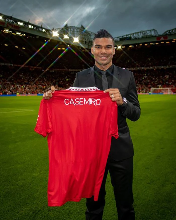 Casemiro khoe áo đấu của Manchester United. ẢNH: GETTY Casemiro khoe áo đấu của Manchester United. ẢNH: GETTY