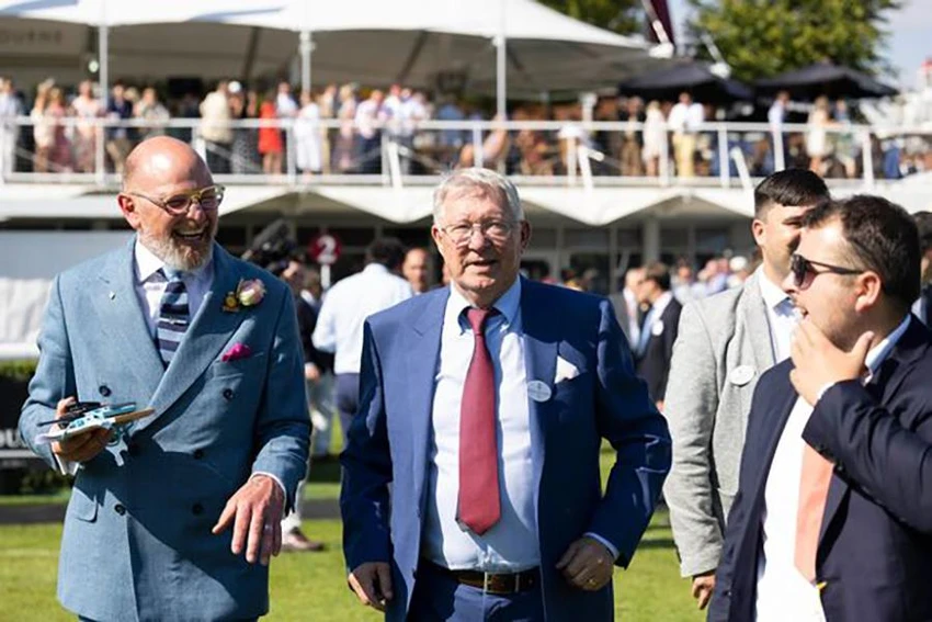 Sir Alex đã "thổi bay" Neville qua cuộc gọi điện thoại. ẢNH: PA