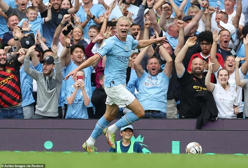 CĐV sân Etihad phấn khích với hat-trick của Erling Haaland. ẢNH: REUTERS CĐV sân Etihad phấn khích với hat-trick của Erling Haaland. ẢNH: REUTERS
